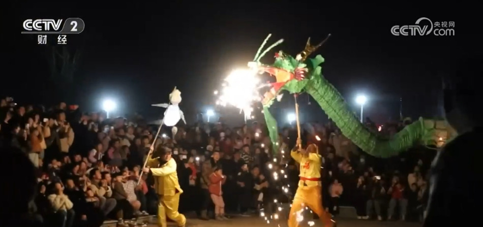 亚盈体育平台火龙舞璀璨夺目花灯市场升温 多地活动精彩纷呈喜迎元宵节(图1)