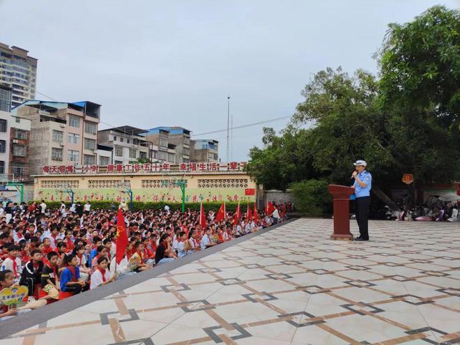 亚盈体育官网点亮交通安全灯 照亮孩子成长路(图3)