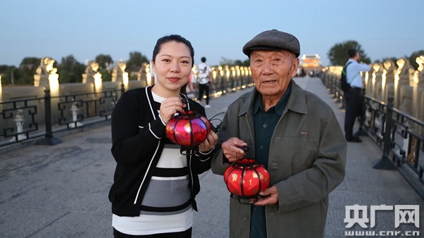 月亚盈体育平台圆京城情系中华浓情“八月”点亮团圆灯 老中青携手共祝中秋情(图1)