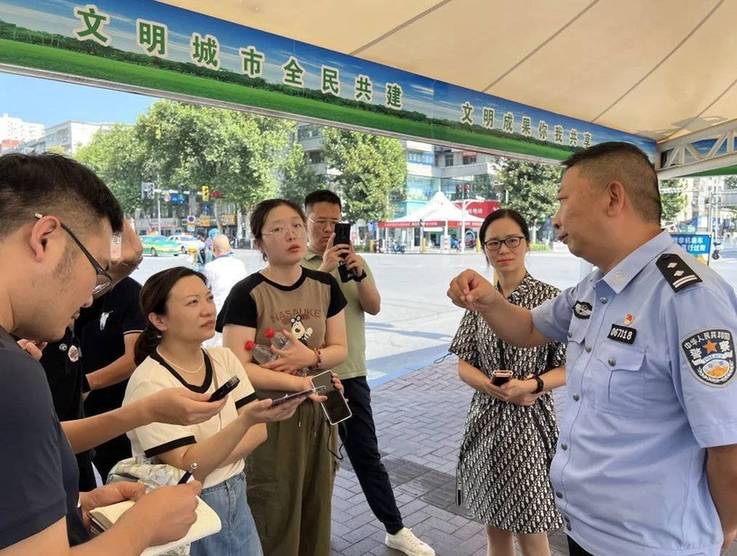 “车看灯”变成“灯看车” 人工智能红绿灯系统助力破解城市交通拥堵(图1)