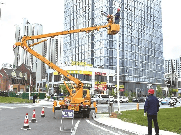 点亮“民心灯”照亮出行路碧桂园一转盘106盏路灯全部修复(图1)