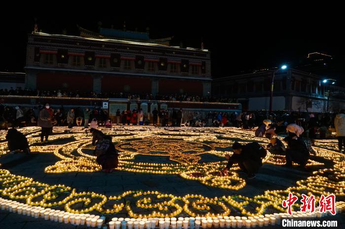 “Z世代”直播间中的塔尔寺“燃灯日亚盈体育入口”(图1)