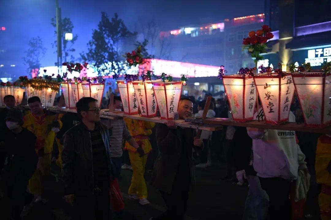 直击现场一起看看今晚大田板灯龙盛况(图4)